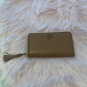 Tory Burch leather wallet. In beautiful pre❤️ condition. Tassel accent🤩